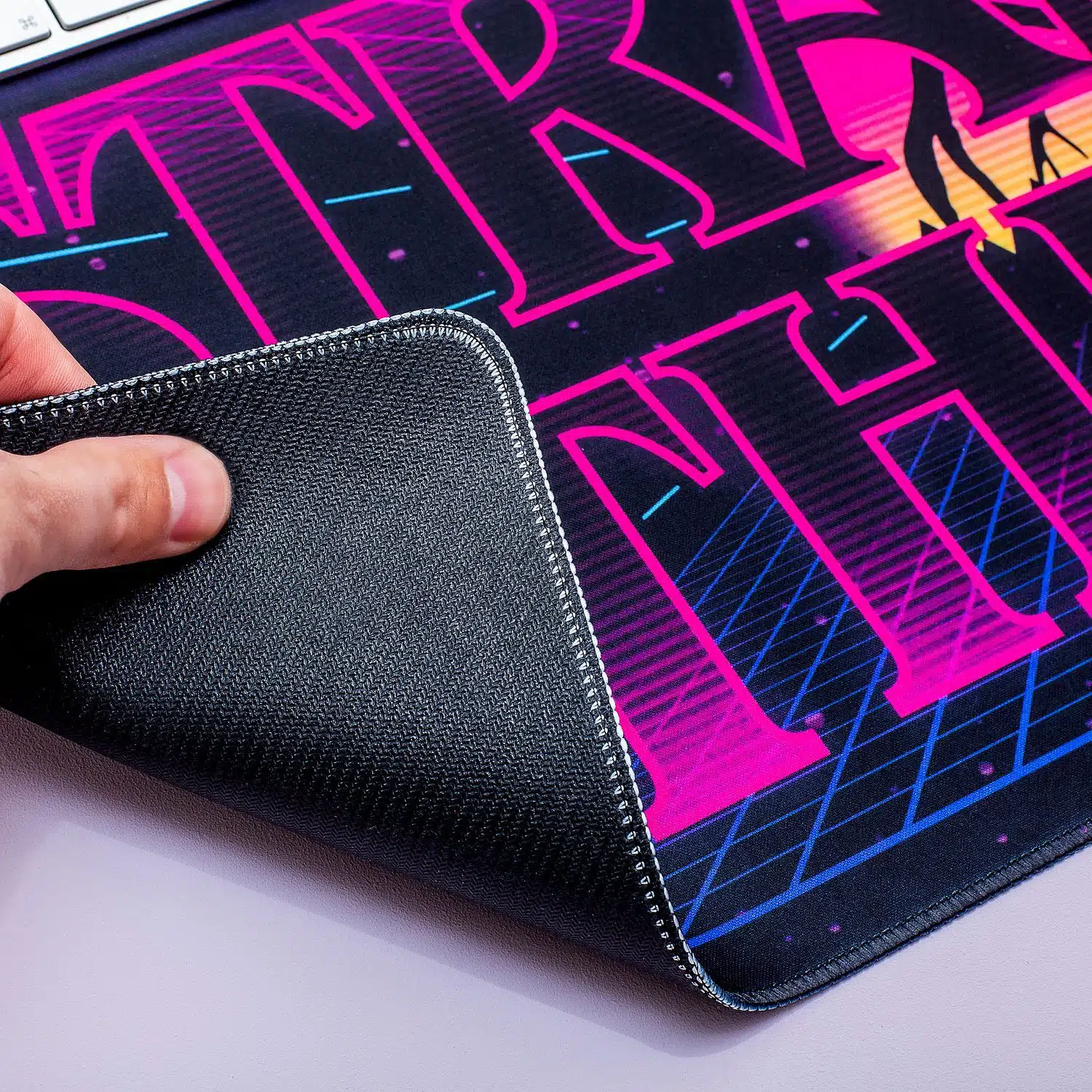 Schreibtischunterlage mit Logo von Stranger Things