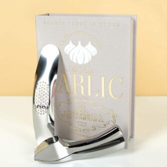 Essentials Buch mit Knoblauch-Werkzeugen