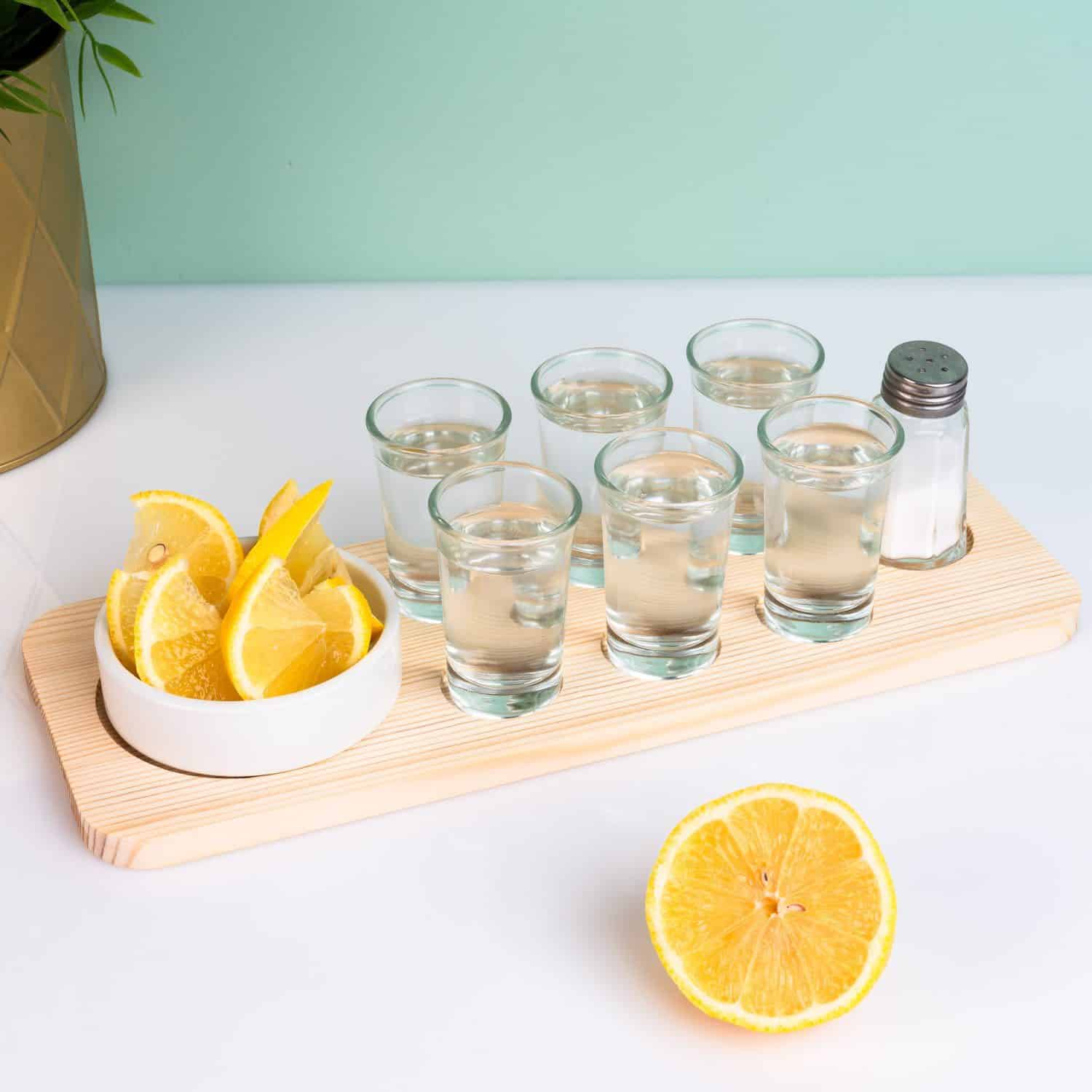 Tequila-Set auf Serviertablett