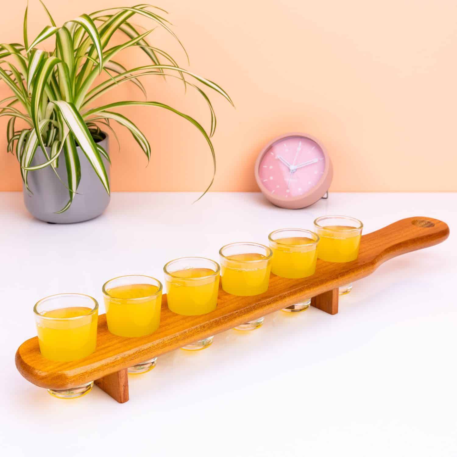 Sechs Schnapsgläser auf einem Serviertablett