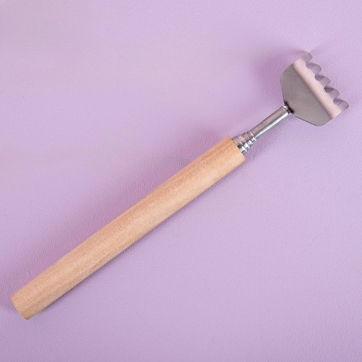 Ausziehbarer Rückenkratzer mit Holzgriff
