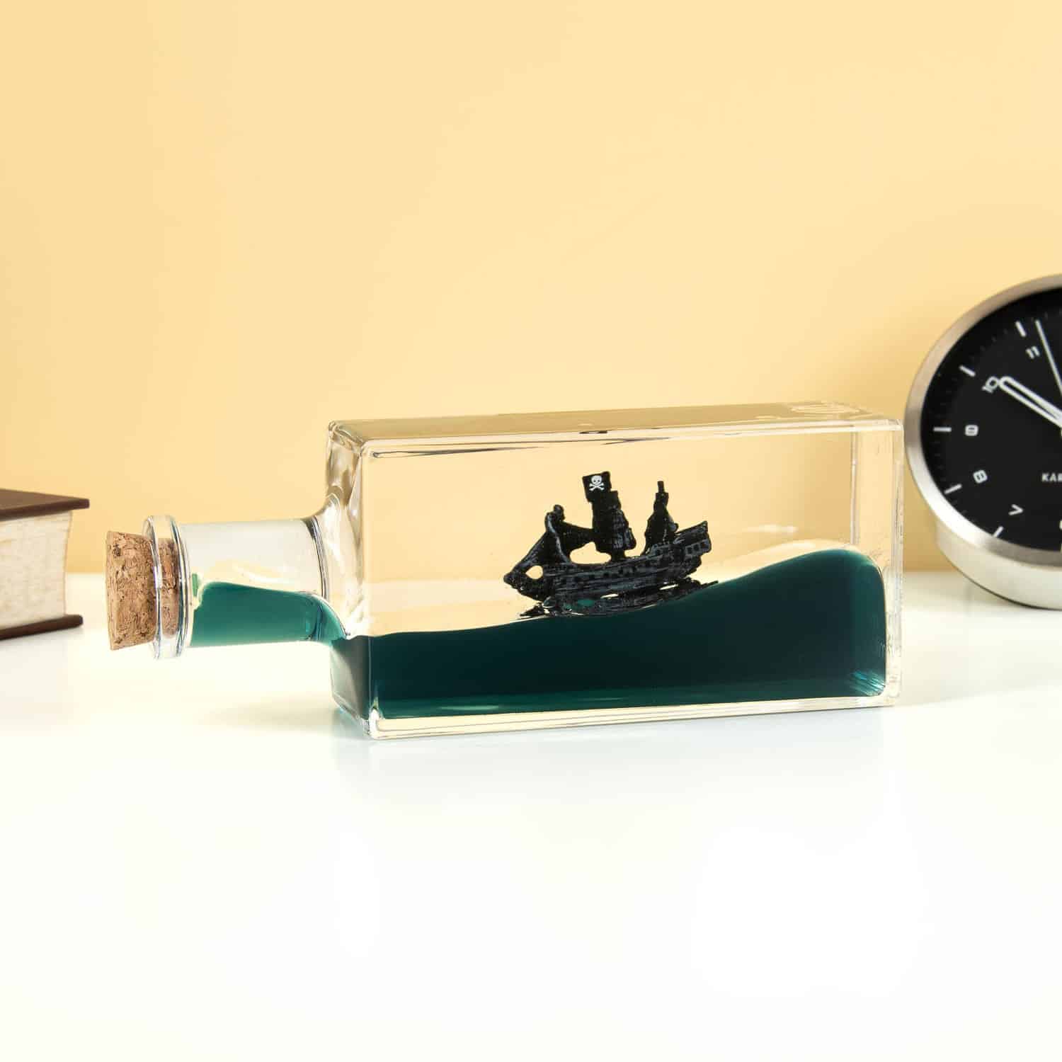 Unsinkbares Piratenschiff in der Flasche