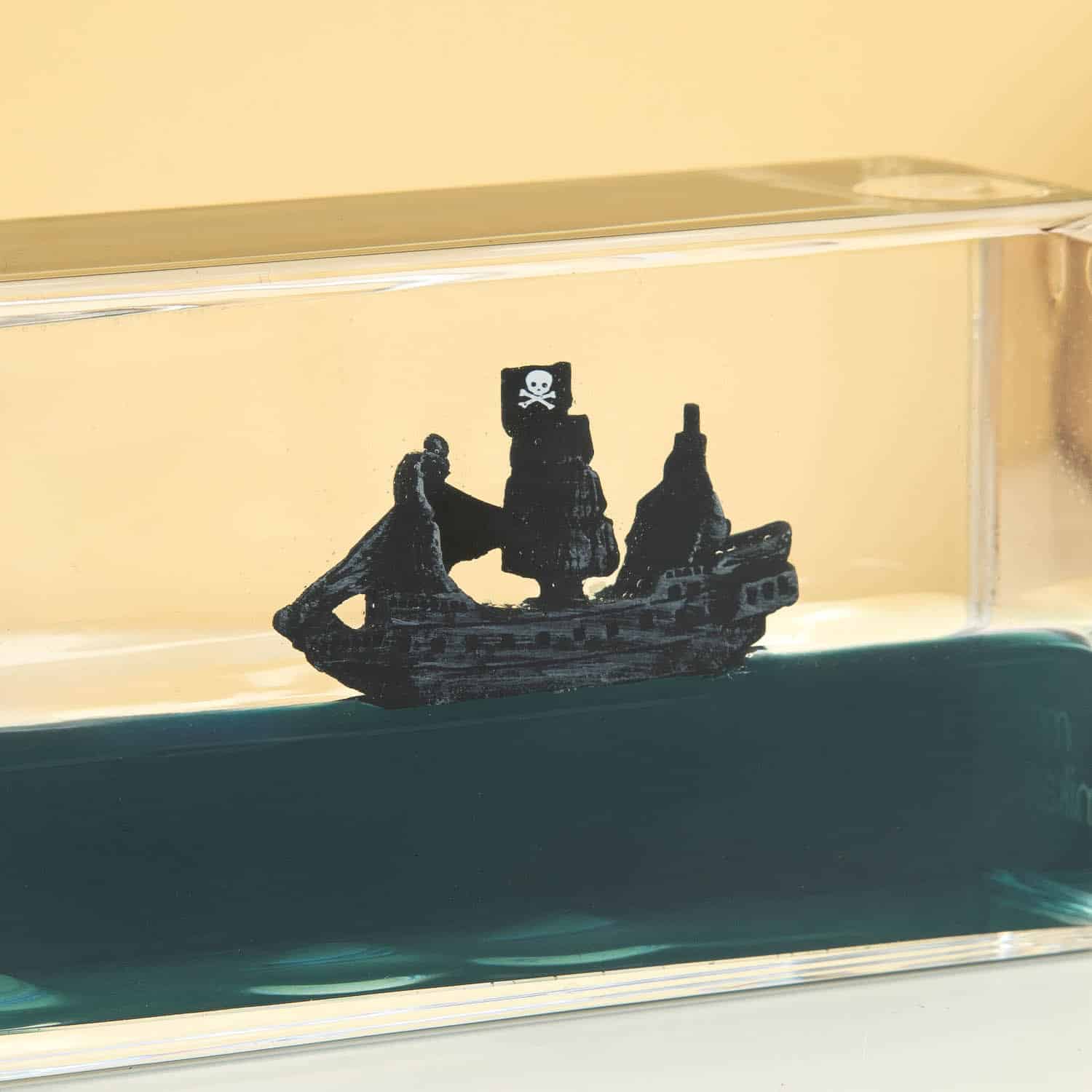 Unsinkbares Piratenschiff in der Flasche