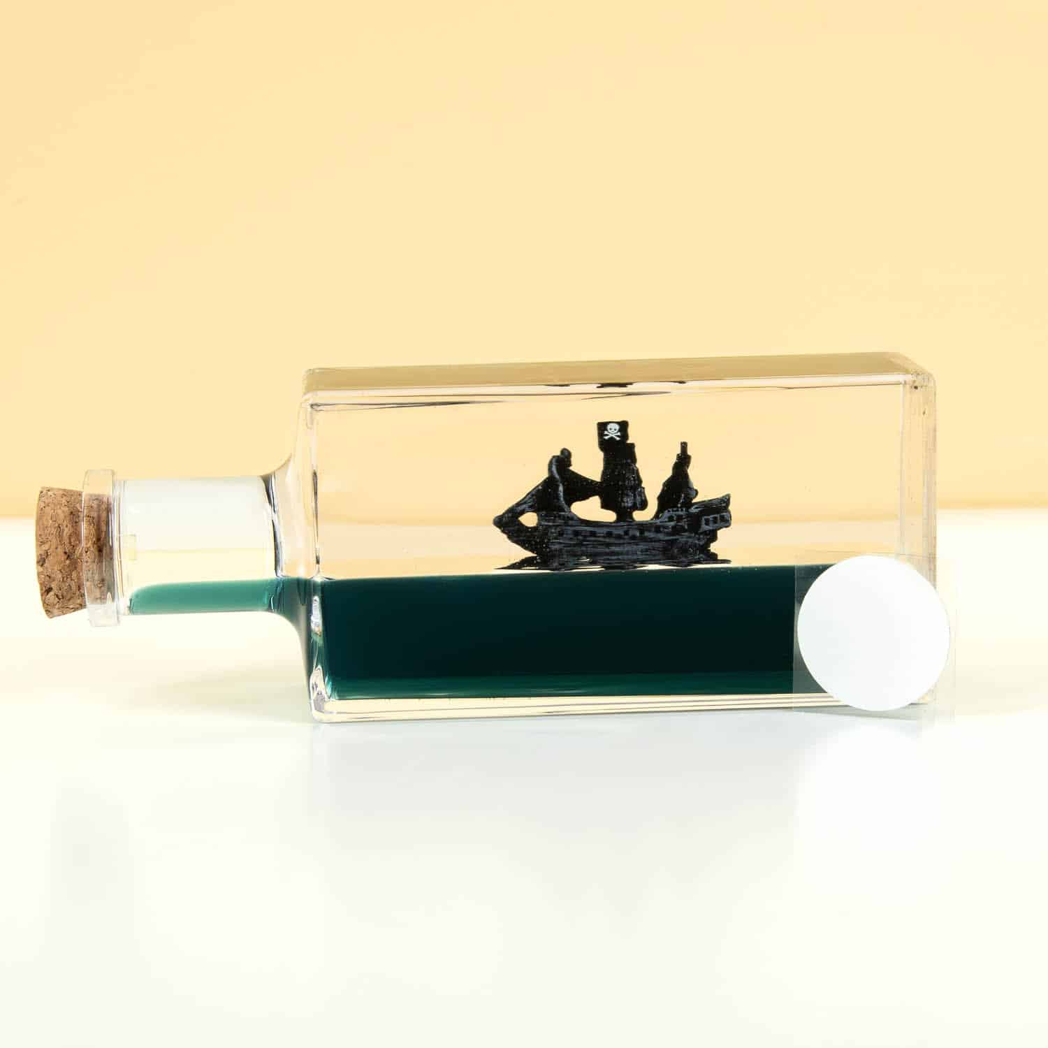 Unsinkbares Piratenschiff in der Flasche