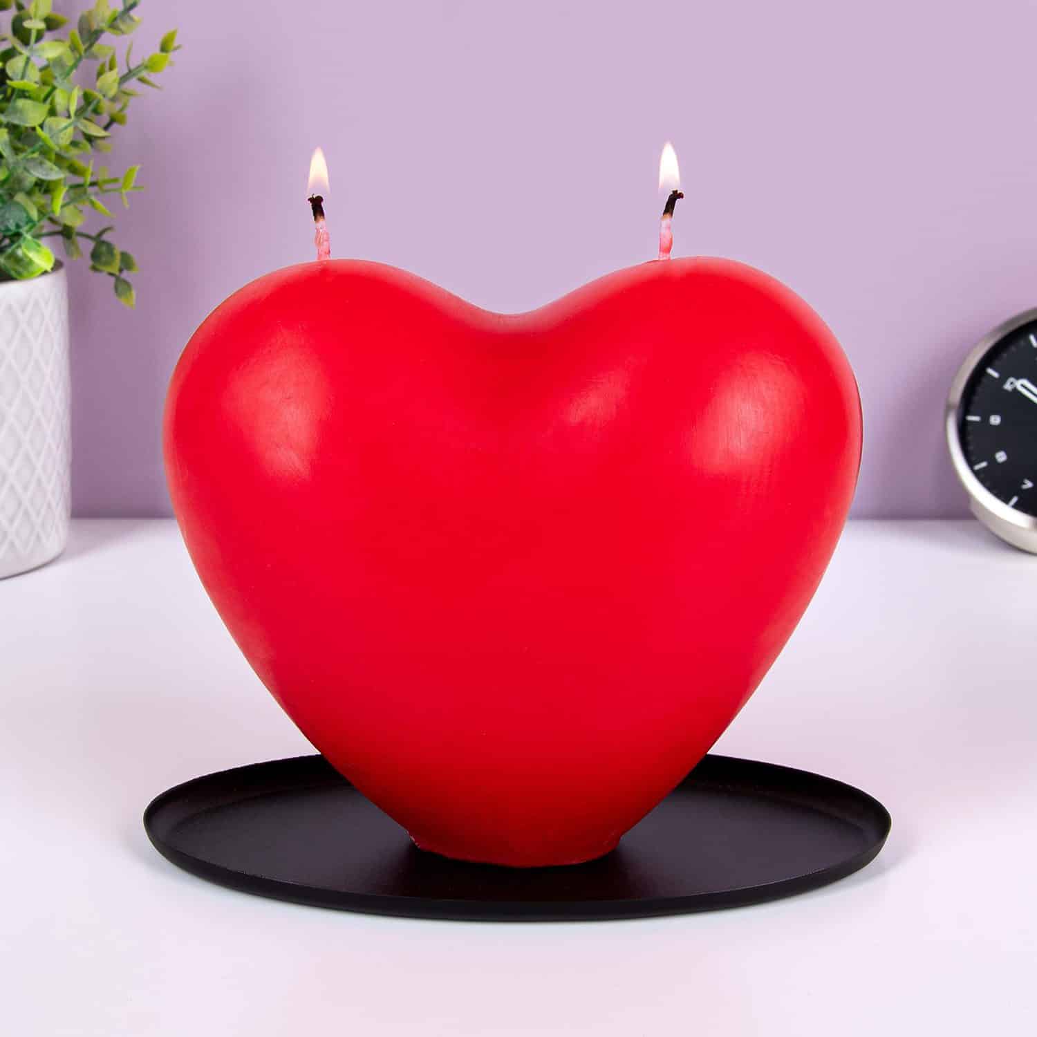 Herzfรถrmige Tropfkerze mit Rosenduft