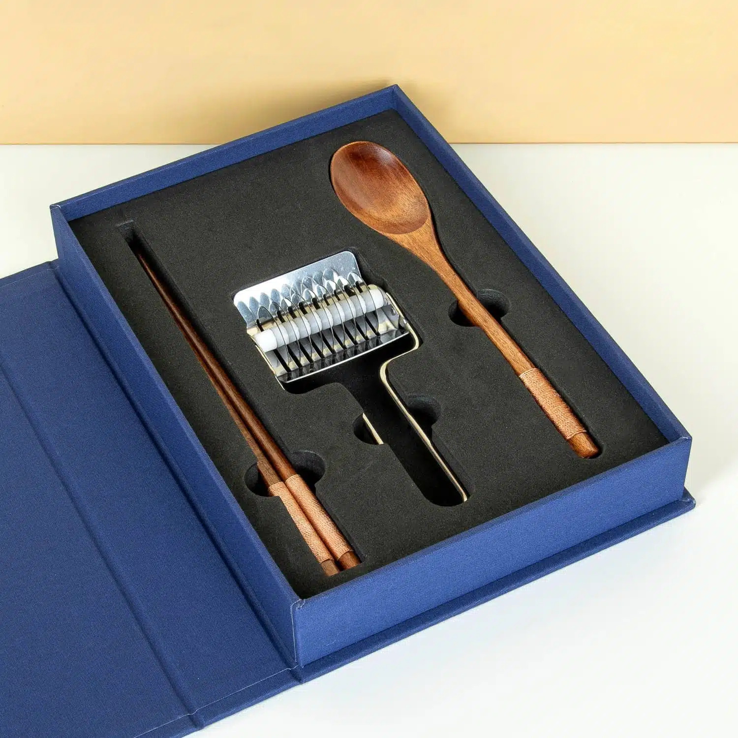 Essentials Buch mit Ramen-Werkzeugen