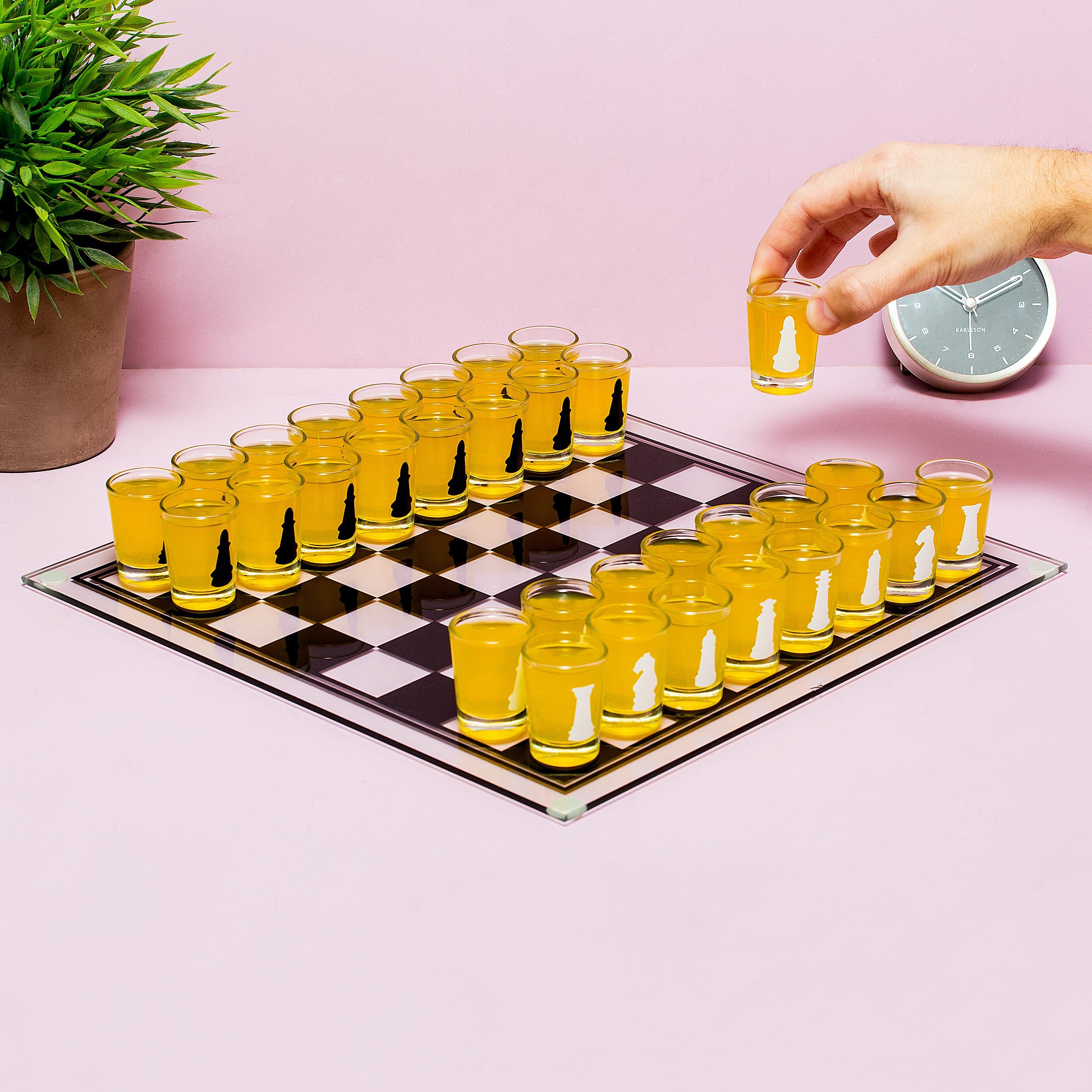Schach-Trinkspiel mit Schnapsgläsern
