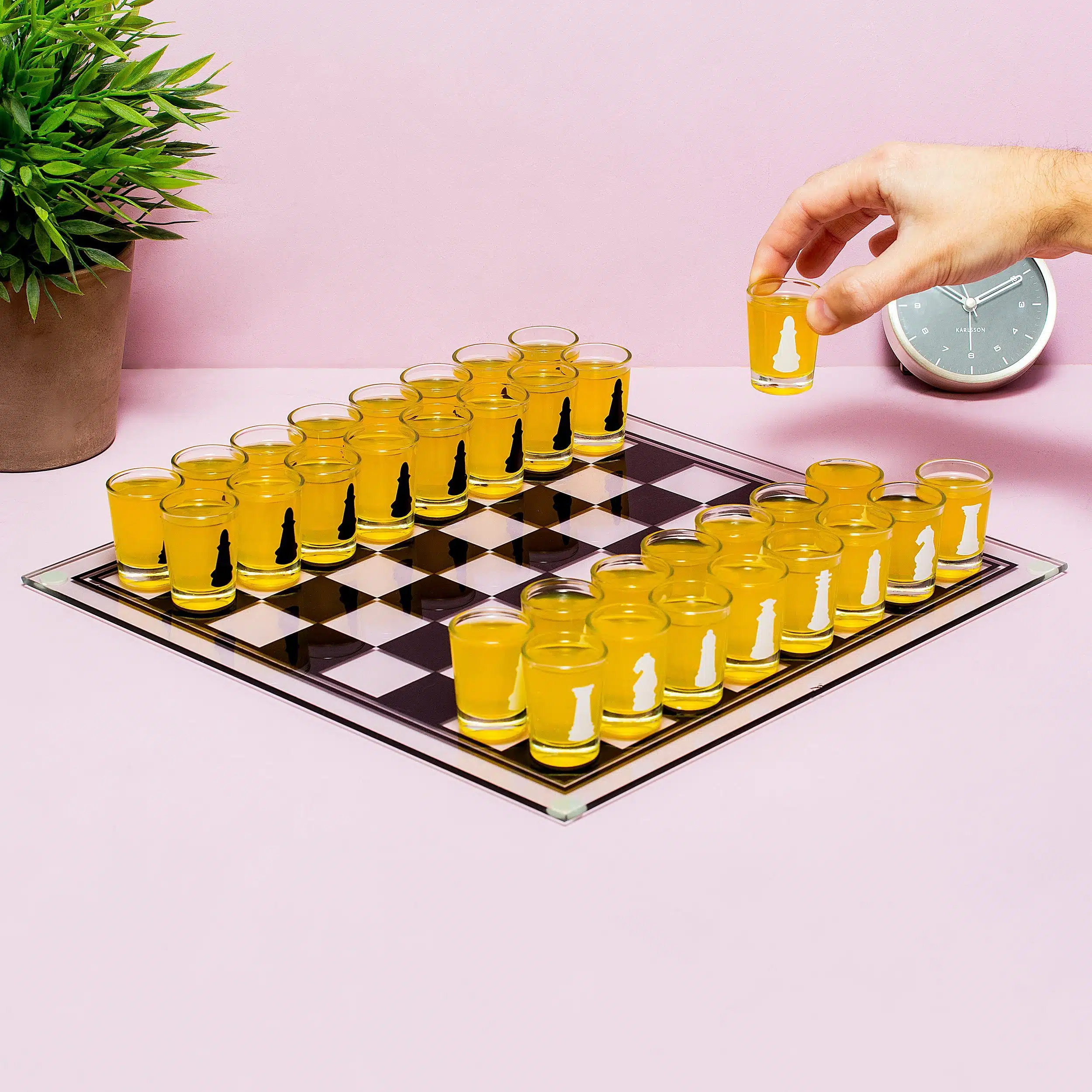 Schach-Trinkspiel mit Schnapsglรคsern