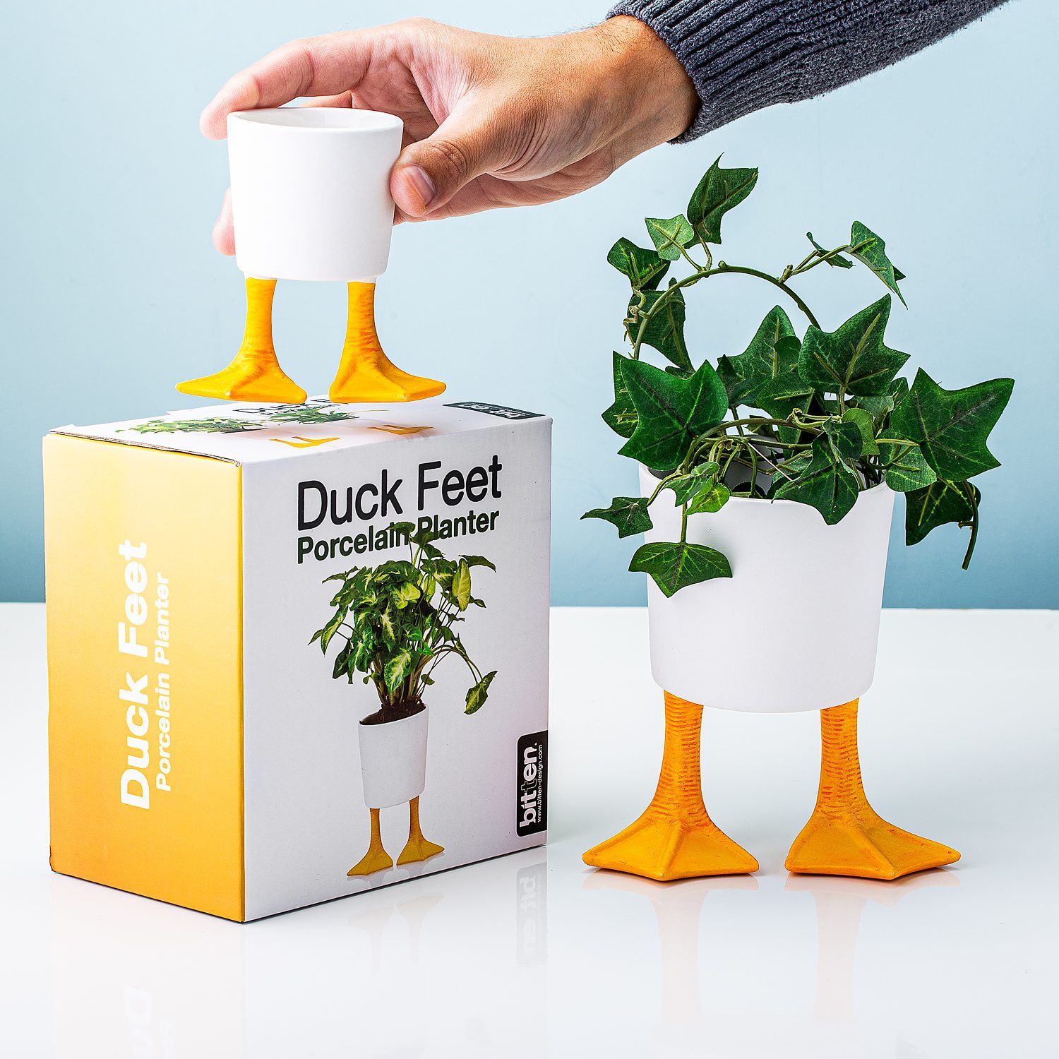 Blumentopf mit Entenfüßen