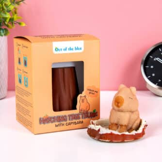 Capibara im Baumstamm