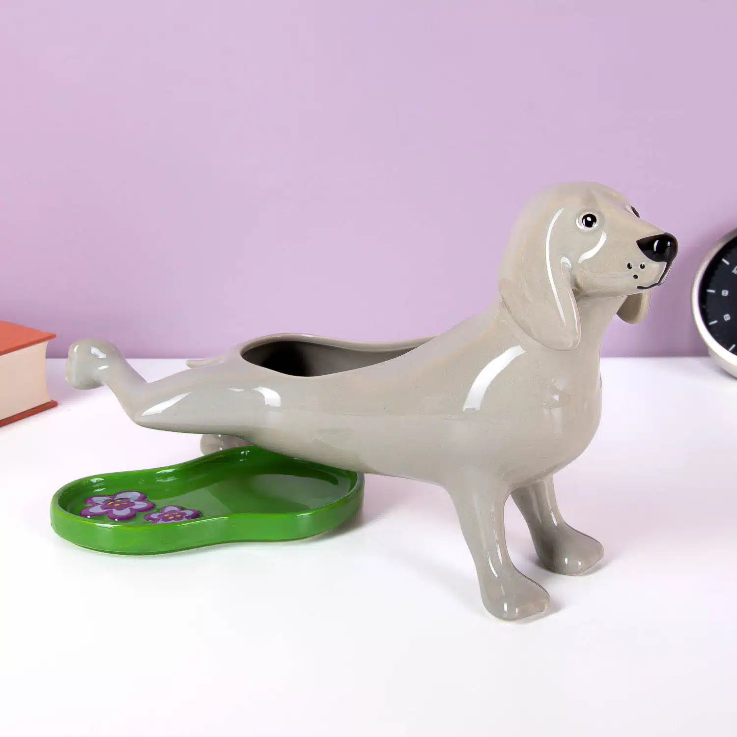 Pinkelnder Hund Blumentopf