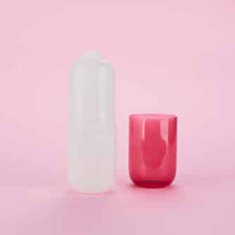 Pillen Wasserflasche und Glas