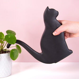 Schwarze Katze Gießkanne