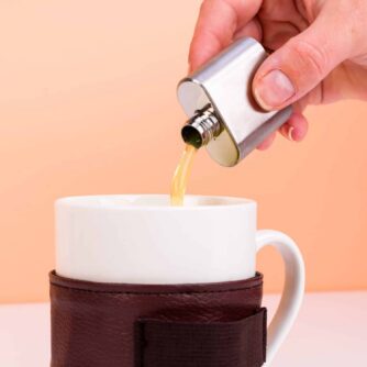 Tasse mit Mini-Flachmann
