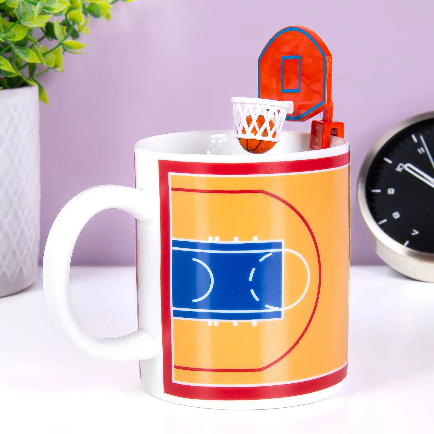 Basketbal mok met bal- Sfeer