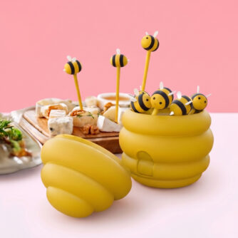 Bijen cocktailprikkers in bijenkorf